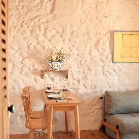 Апартаменты Charming 1br With Balcony & Ac, Heart Of