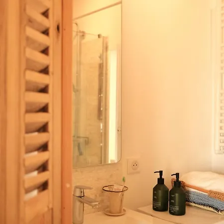 Апартаменты Charming 1br With Balcony & Ac, Heart Of