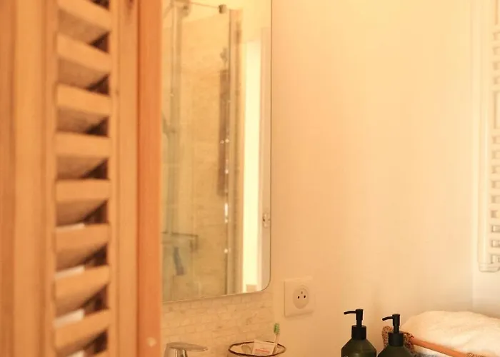 Апартаменты Charming 1br With Balcony & Ac, Heart Of
